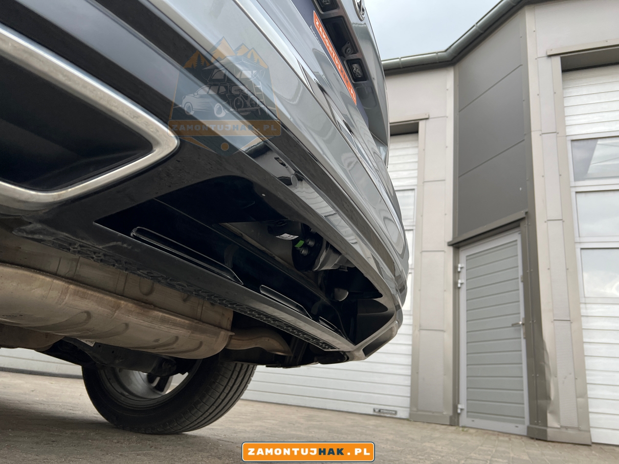 wycięcie w zderzaku tylnym w volkswagen tiguan ii 322096900113 - zblizenie na wyciecie w zderzaku - wyciecie fabryczne oryginalne 